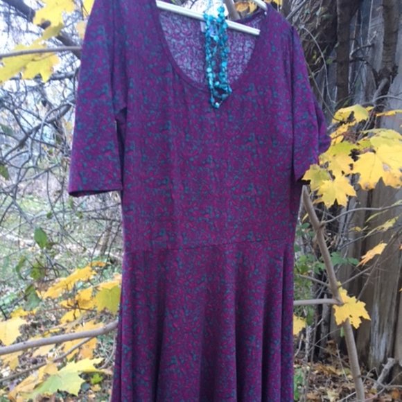 Choose subtle red & green this Holiday & get a dress you can wear all year! 2xl - Picture 4 of 8